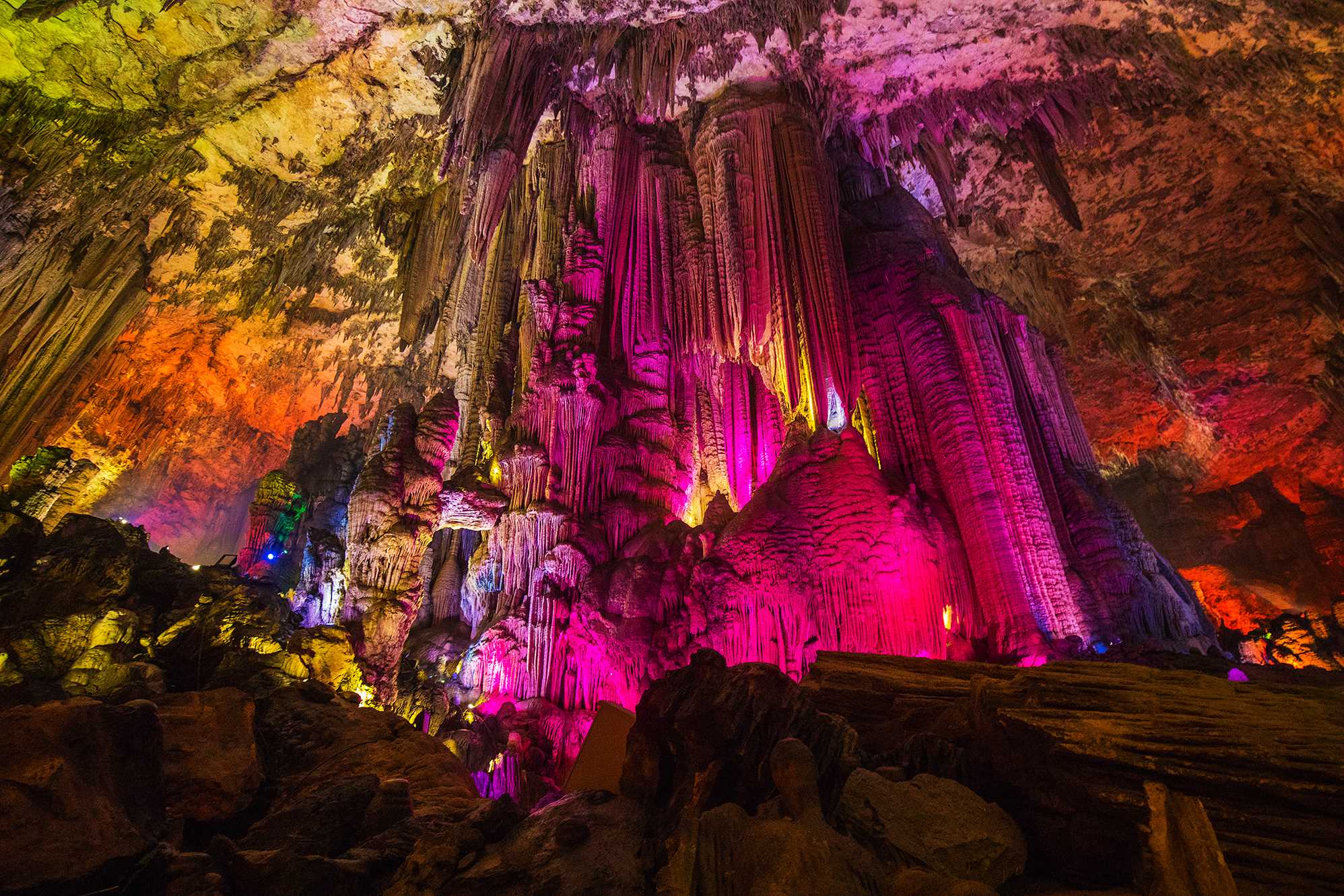 乌龙山大峡谷惹迷洞瀑布垂帘