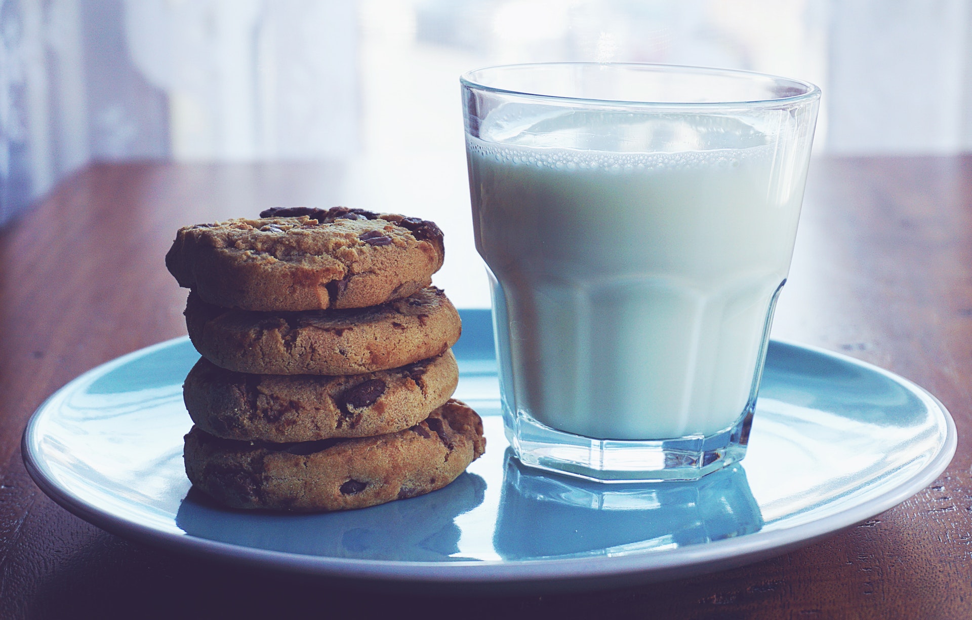 baked-cookies-and-glass-of-milk-1325467