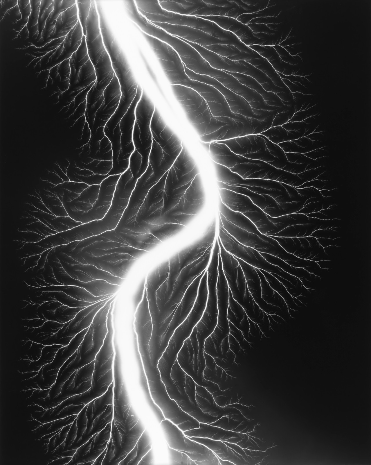 07杉本博司，《放电场 225》，2009，明胶银盐相纸，149.2×119.4 cm。© Hiroshi Sugimoto，图片由艺术家提供。.jpeg