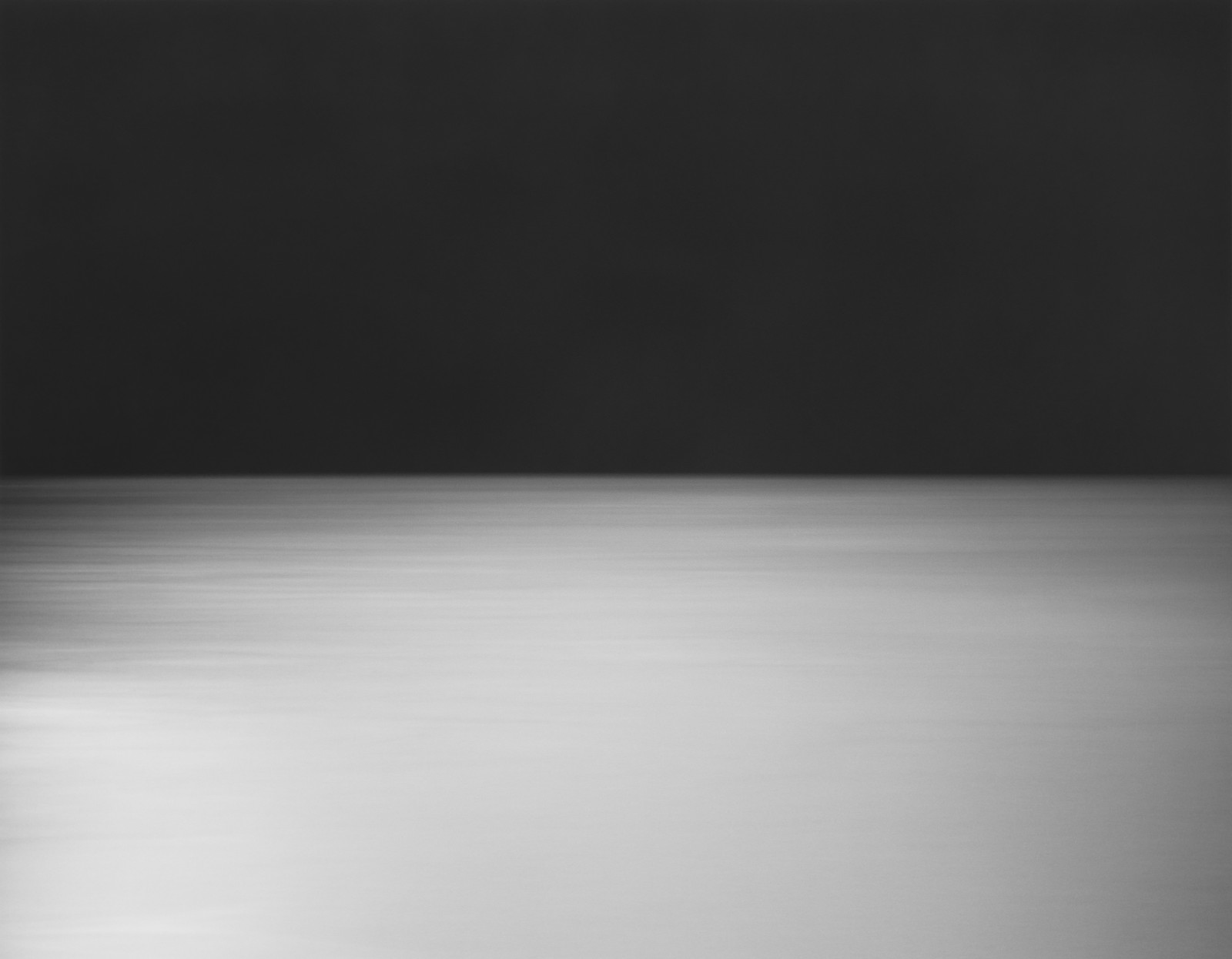 14杉本博司，《相模湾，热海市》，1997，明胶银盐相纸，119.4 × 149.2 cm。©Hiroshi Sugimoto，图片由艺术家提供。.jpeg
