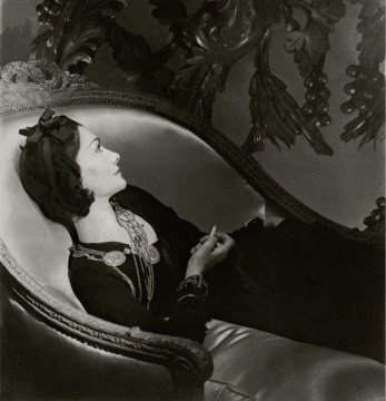 《可可 · 香奈儿》，巴黎，1937. © Condé Nast/Horst Estate
艺术微喷
伦敦维多利亚与艾尔伯特博物馆
馆藏号：  E.220-2014
收藏家格尔特 · 埃尔弗瑞（ Gert Elfering）赠
在精美装饰雕刻的衬托下，香奈儿女士倚坐在一把路易十六风格的贵妃椅上。多年来，这种照片一直是她最钟爱的肖像照。霍斯特未向她收取拍摄费用，于是，香奈儿将自己收藏的几件家具赠送给摄影师以表感谢。霍斯特如此评价她的地位： “毋庸置疑，香奈儿是时尚界的核心，是最耀眼的那颗星。”

