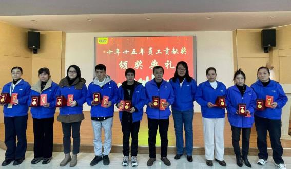 //192.168.1.210/文件共享平台/人事部/7、培训专员/活动文件夹/2024年活动/十年十五年贡献奖/颁奖大会/颁奖大会照片/何歆颁奖.jpg何歆颁奖