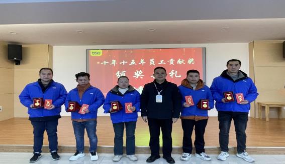 //192.168.1.210/文件共享平台/人事部/7、培训专员/活动文件夹/2024年活动/十年十五年贡献奖/颁奖大会/颁奖大会照片/滕云颁奖.jpg滕云颁奖