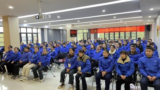 //192.168.1.210/文件共享平台/人事部/7、培训专员/活动文件夹/2024年活动/十年十五年贡献奖/颁奖大会/颁奖大会照片/观看纪录片.jpg观看纪录片