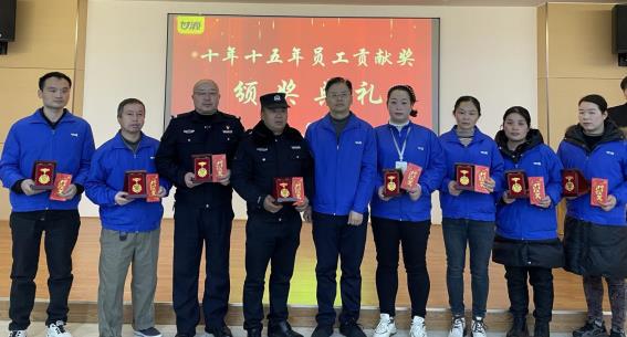 //192.168.1.210/文件共享平台/人事部/7、培训专员/活动文件夹/2024年活动/十年十五年贡献奖/颁奖大会/颁奖大会照片/彭磊颁奖.jpg彭磊颁奖