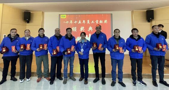 //192.168.1.210/文件共享平台/人事部/7、培训专员/活动文件夹/2024年活动/十年十五年贡献奖/颁奖大会/颁奖大会照片/彭红颁奖.jpg彭红颁奖