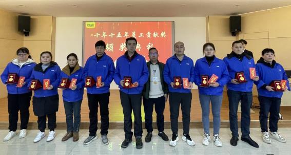 //192.168.1.210/文件共享平台/人事部/7、培训专员/活动文件夹/2024年活动/十年十五年贡献奖/颁奖大会/颁奖大会照片/许青松颁奖.jpg许青松颁奖