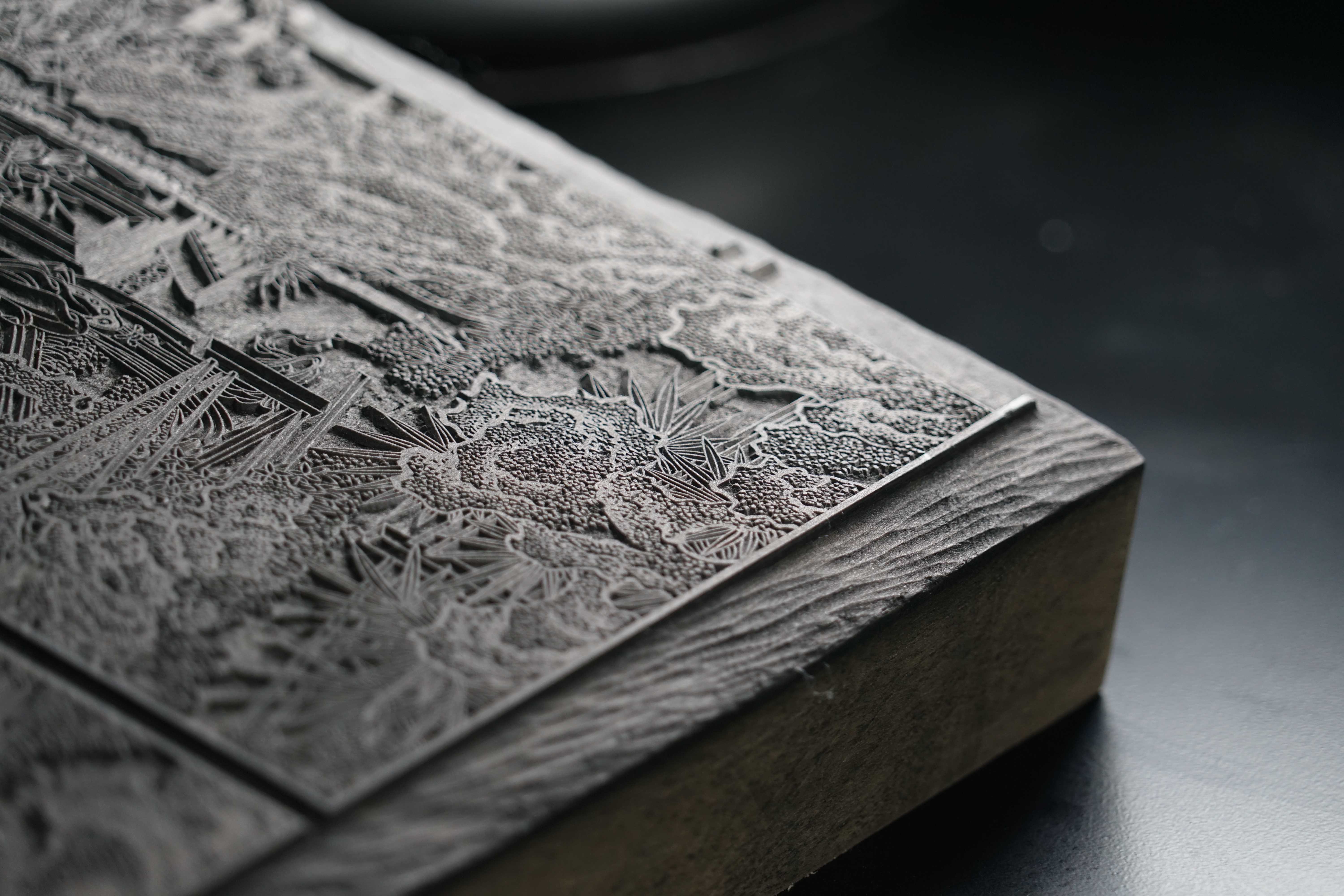 且为世界上最早发明的印刷技术,从隋唐开始的近千年时间里,雕版印刷