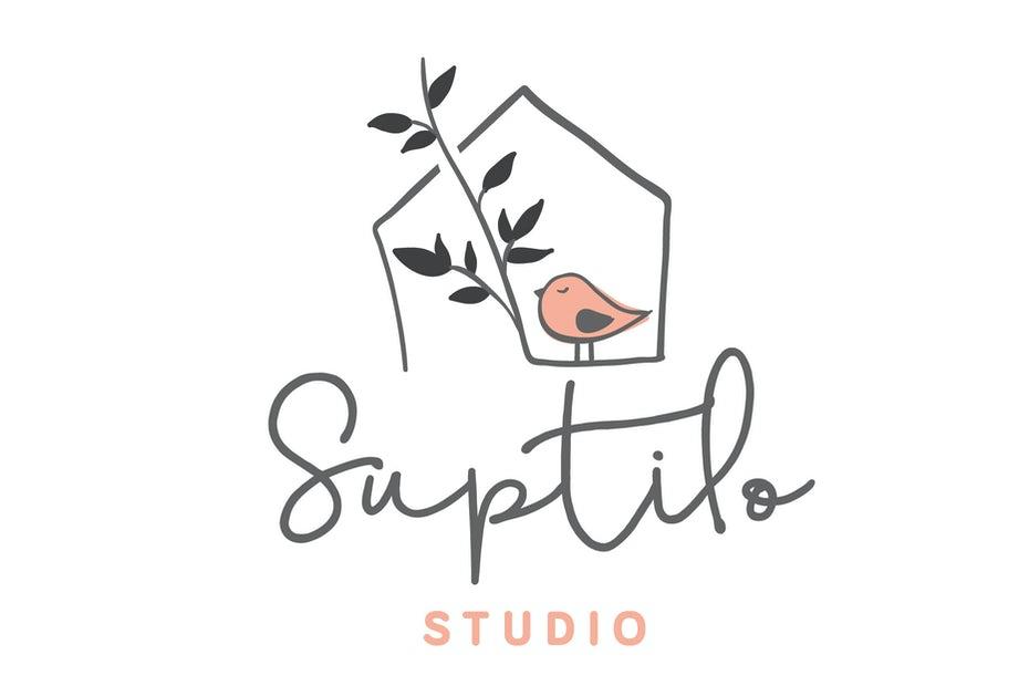 房屋的线条图，其中的鸟儿静静地坐在树枝旁边，文字为“ Suptilo Studio”