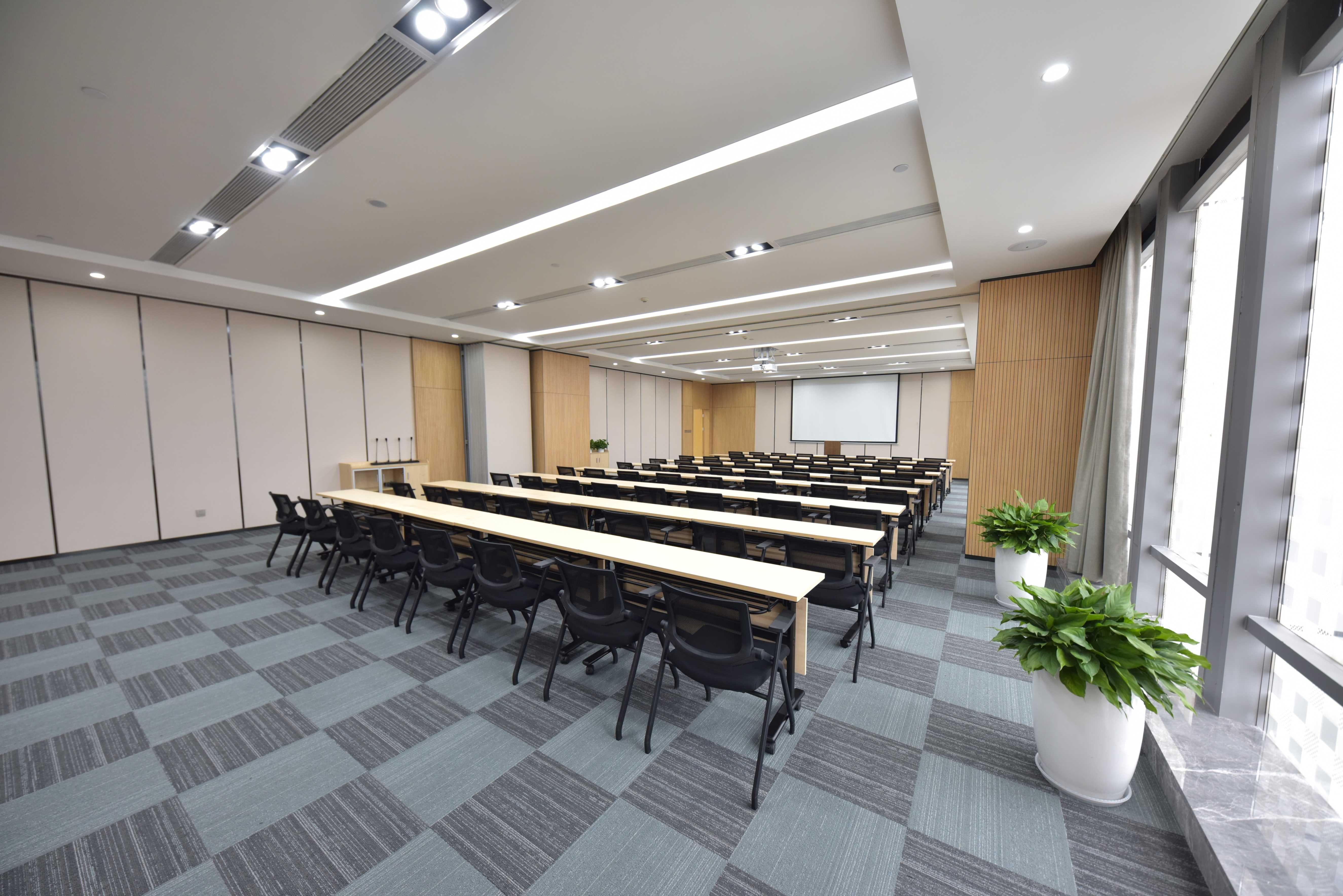 资源服务产业园园区共有会议室11间,其中:大型会议室(可容纳256人)1间
