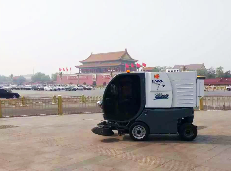 亿华扫地车在长安街作业