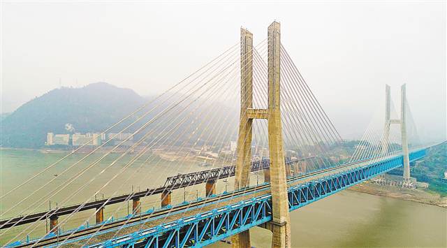 最早的双层铁路钢桁梁斜拉桥——新白沙沱长江特大桥