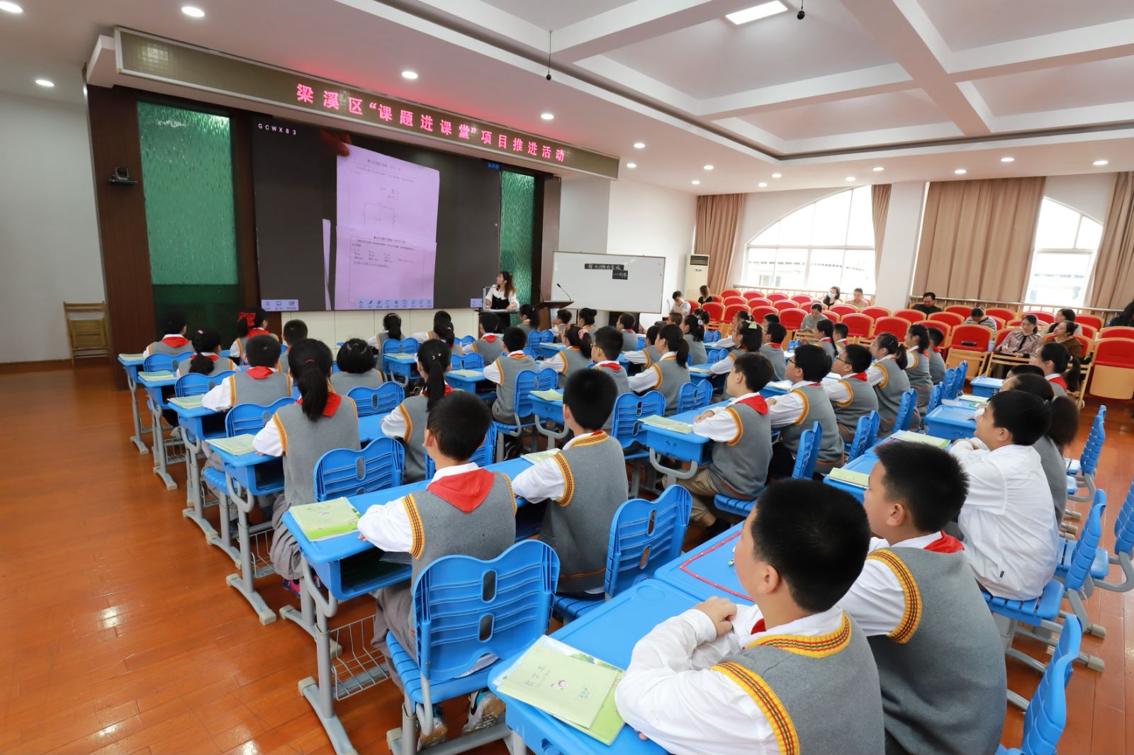 汇报现场:项目研究的现实与展望扬名中心小学副校长陈蓉欣首先向与会