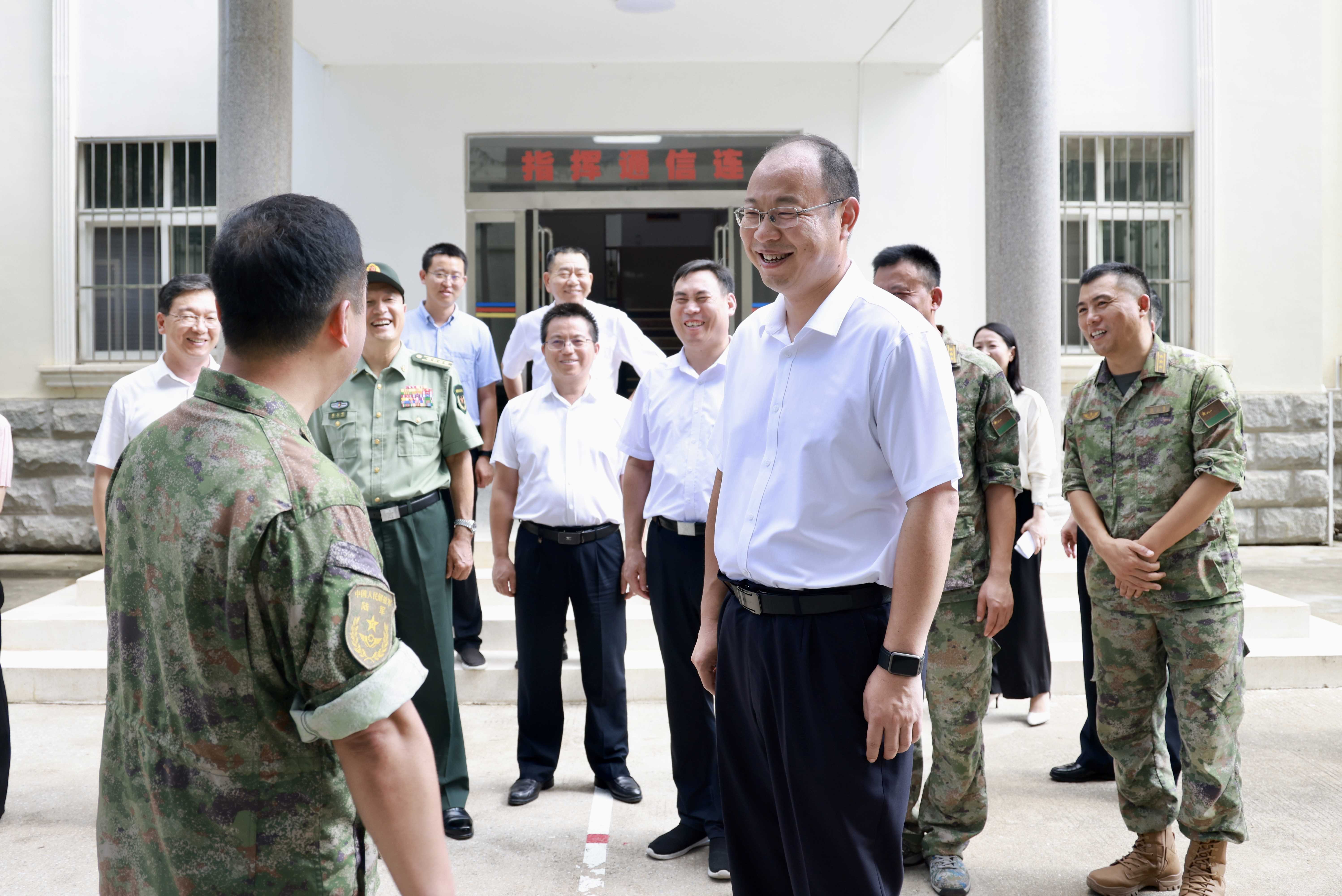 市委书记蔡松涛“八一”前夕走访慰问驻信部队官兵