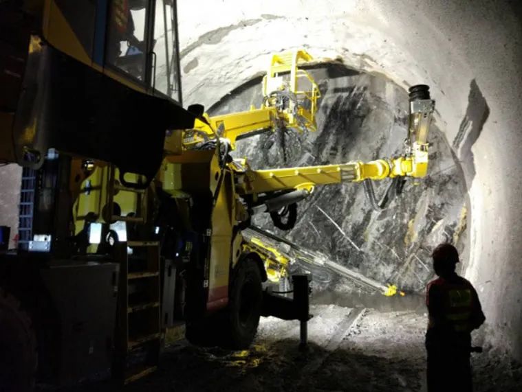 三臂凿岩台车在高速公路隧道成本的分析研究-重庆渝交重工机械有限