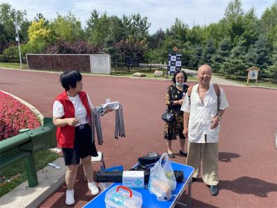 志愿者为公园老人送水