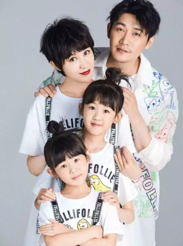 "撞脸式"夫妻相 赵文卓家5口人共用一张脸 晒全家福让人脸盲-华商经济