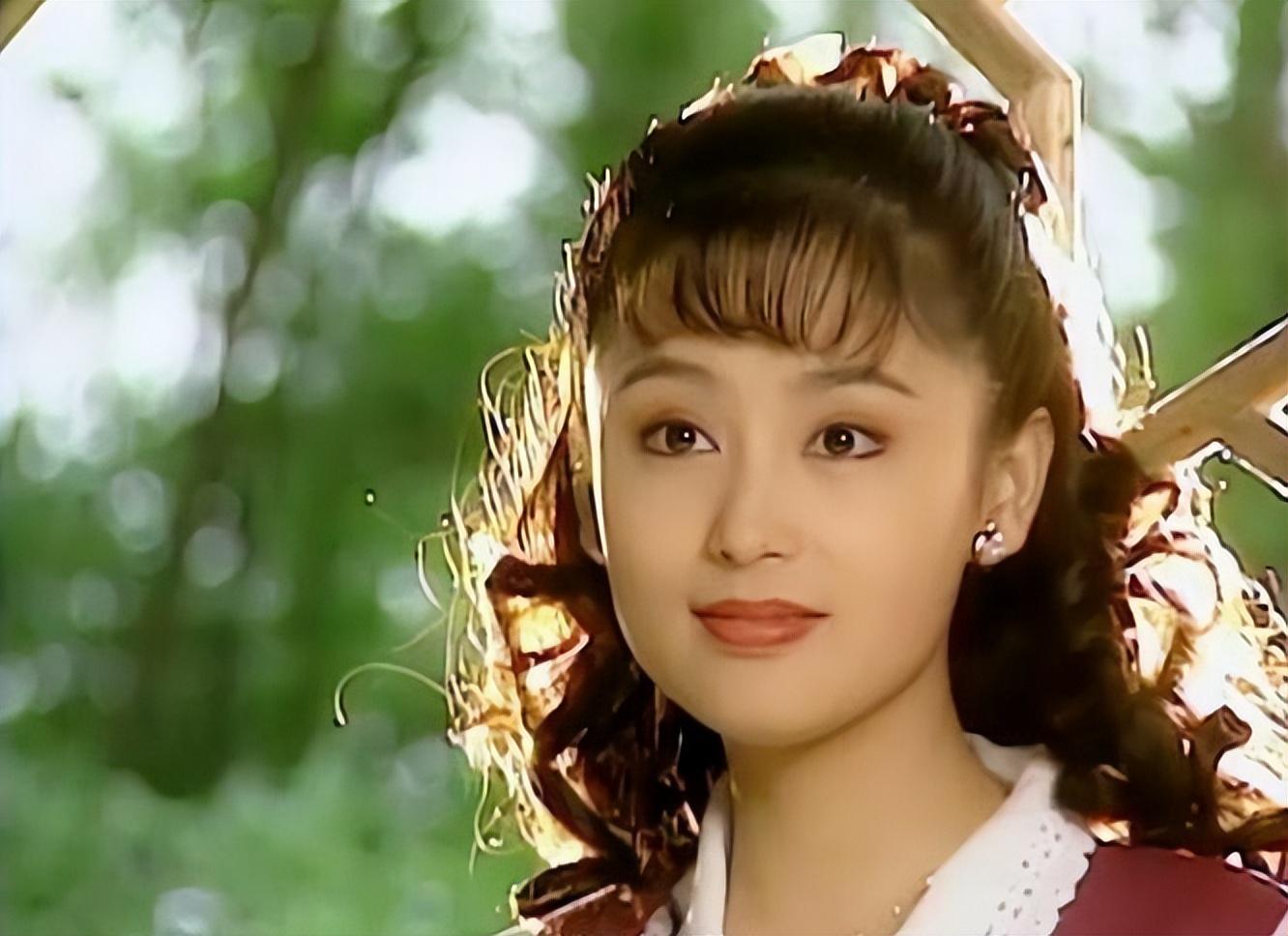 06陈红《几度夕阳红》中,19岁的她风华正茂,把女主角刘雪华衬得又黑又