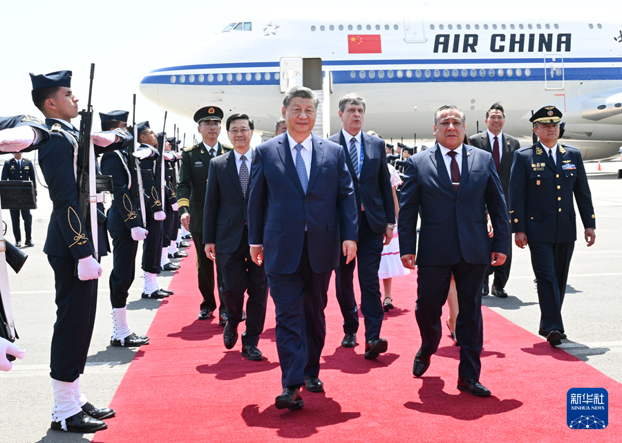 习近平抵达利马出席APEC领导人非正式会议并访问秘鲁