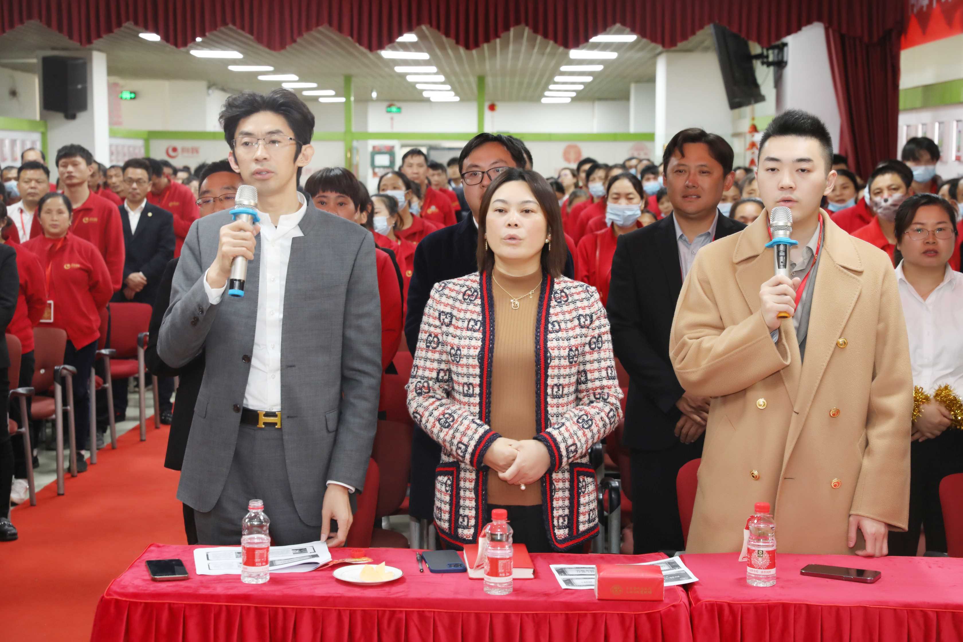 参加此会议的人员有向辉药业董事长熊向辉先生,向辉药业总经理田欣