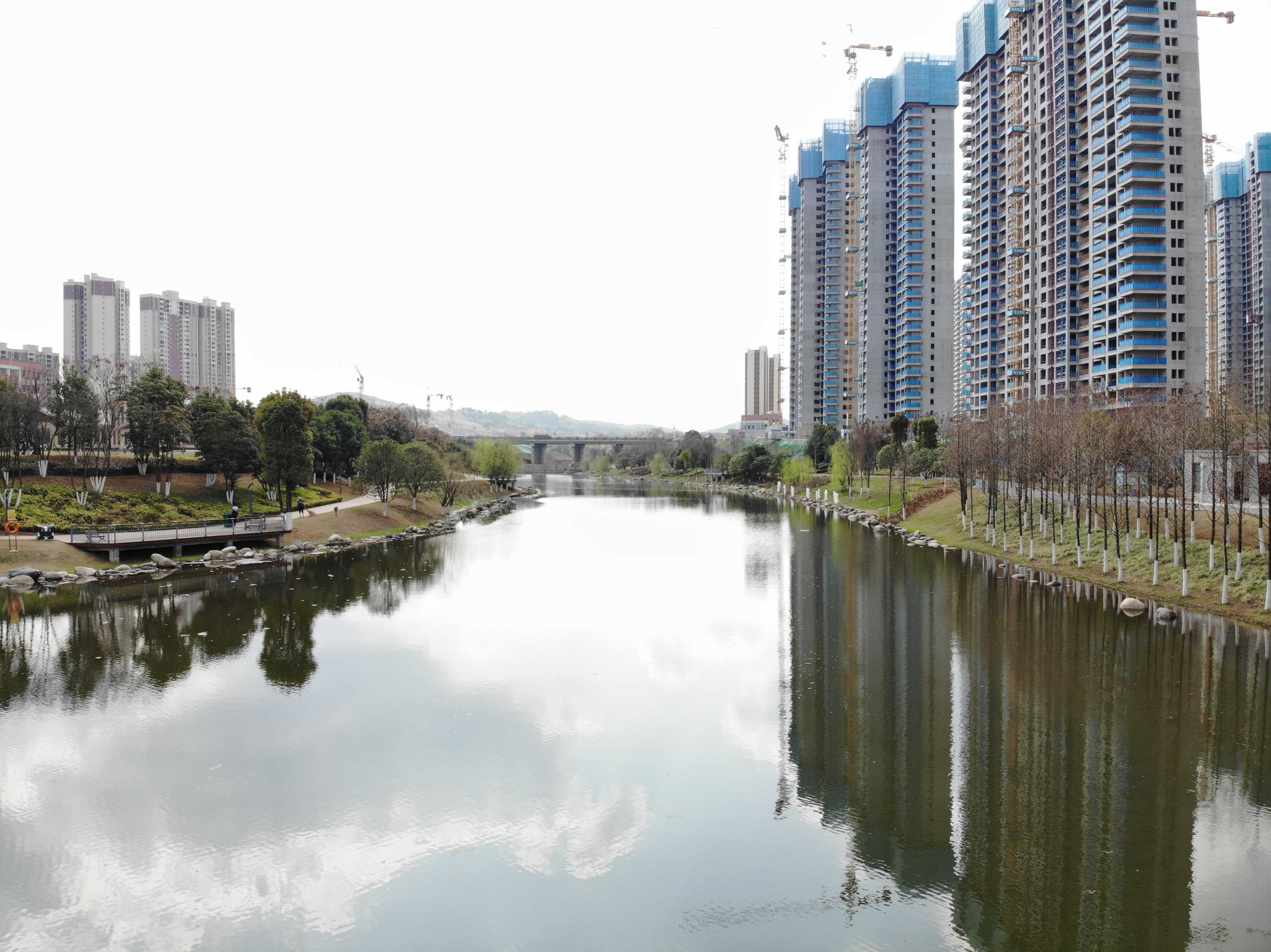 將市民健身區,生態休閒區,溼地遊賞區,水上樂園區四個功能分區串聯,為