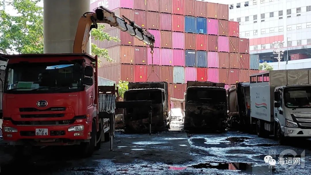 突發香港葵涌集裝箱碼頭14輛貨車爆炸起火