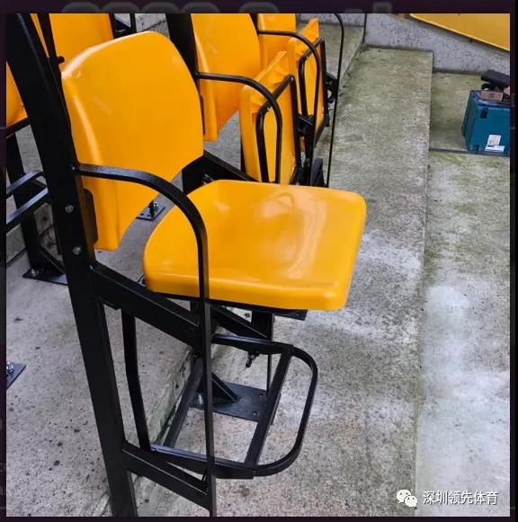 
足球场安装座椅