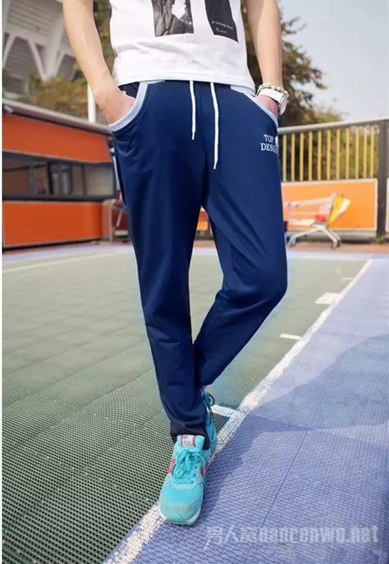 深蓝色裤子搭配宝蓝色运动鞋
