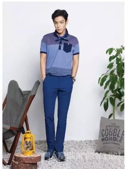 深蓝色裤子搭配藏蓝色与黑色撞色的鞋子