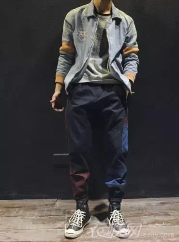 　　深蓝色裤子配什么鞋子?黑色高帮帆布鞋