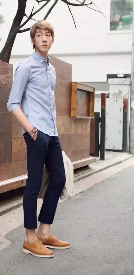 　　深蓝色裤子配什么鞋子?卡其色的休闲鞋