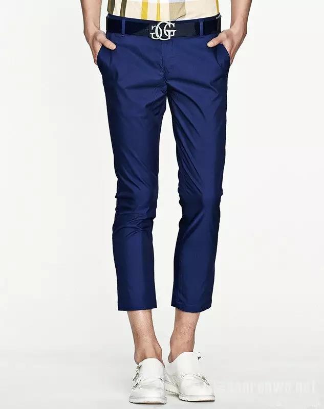 深蓝色裤子配白色豆豆鞋