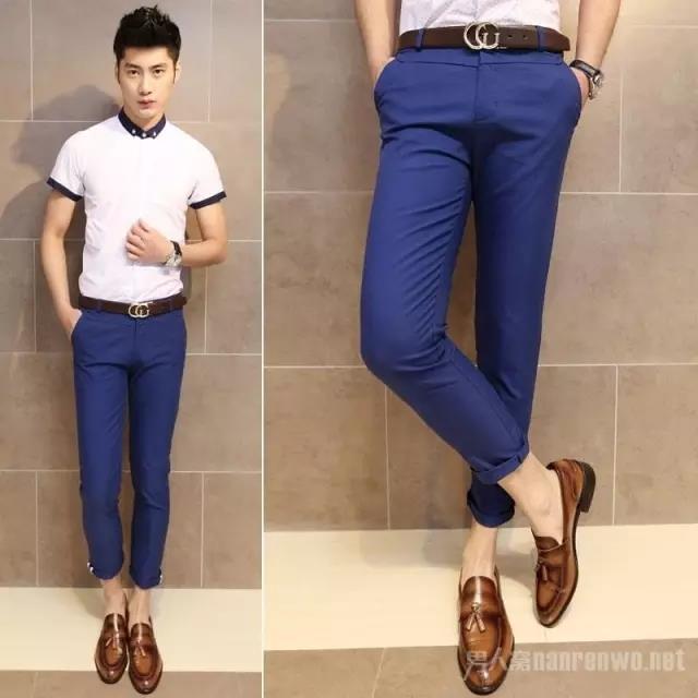 深蓝色裤子配棕色尖头皮鞋