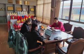 A group of people sitting at a table with laptops

Description automatically generated with medium confidence