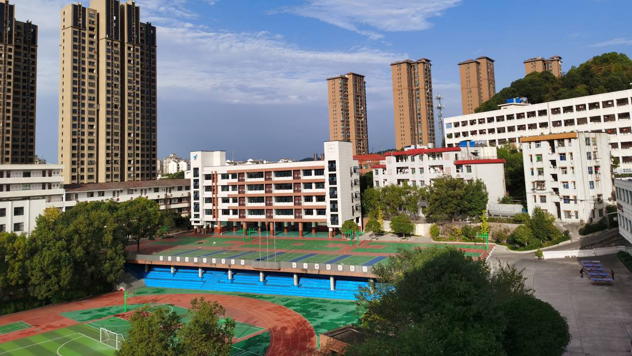 学校开办以来,受到各级领导的高度重视和亲切关怀,先后有原副省长