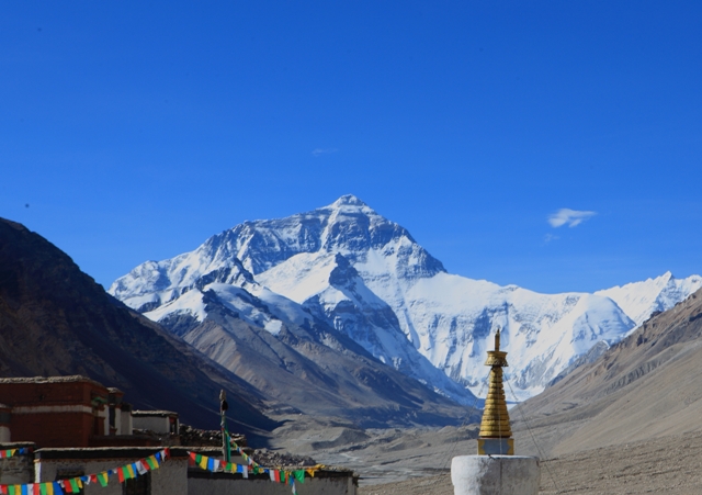 チベット旅行中国とネパールの国境にそびえる8844.43mの世界最高峰