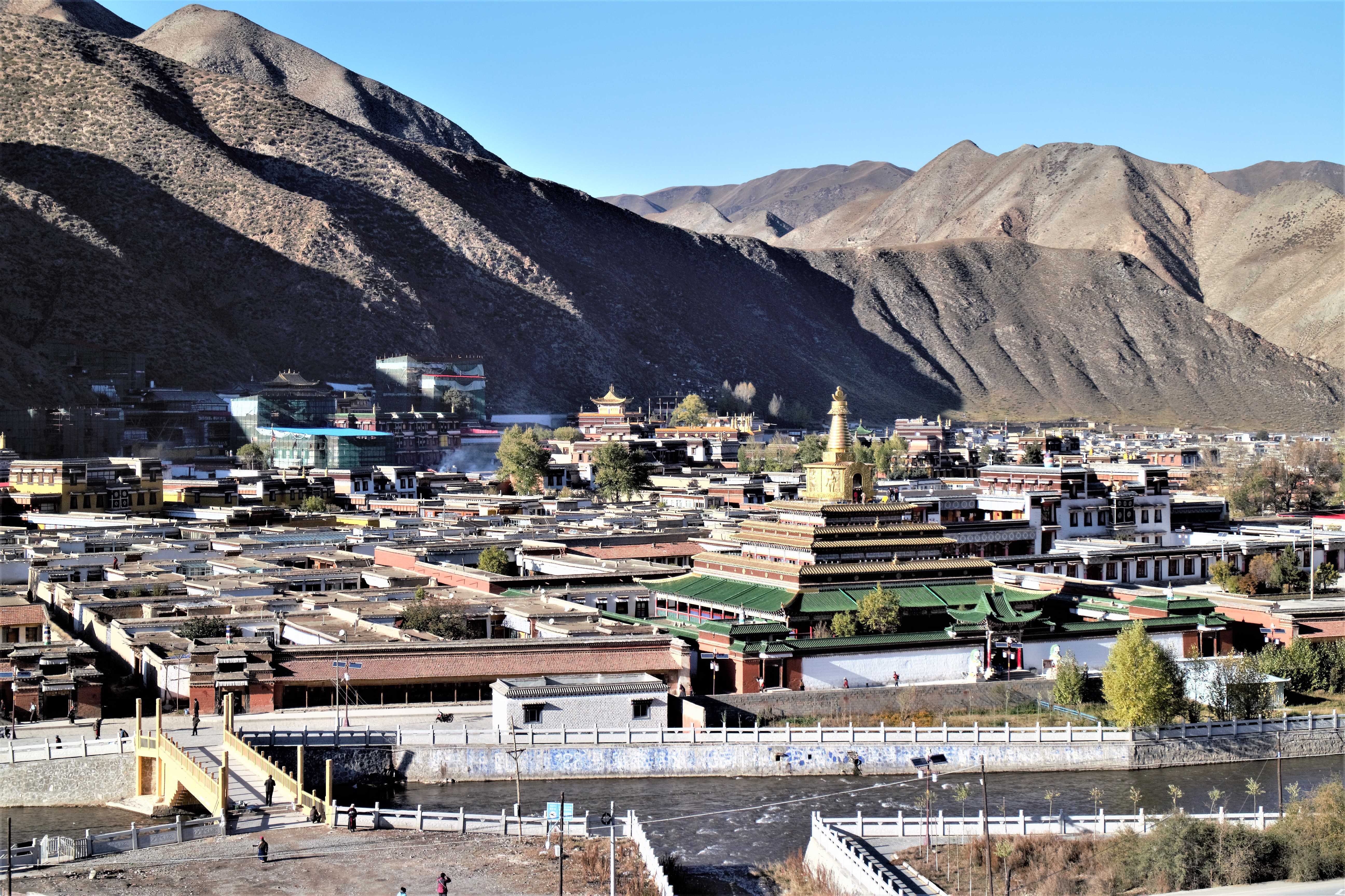 チベット仏教ゲルク派六大寺院の一つ、チベット仏教学院有名です