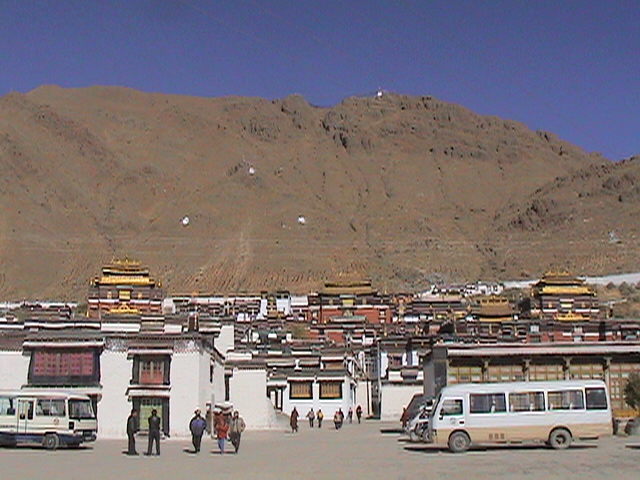 チベット仏教六大寺院の一つ歴代パンチェン・ラマによる政治・宗教の中心として繁栄しています。