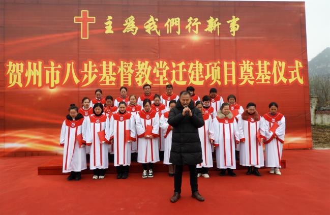 王从联牧师在奠基仪式上祝祷