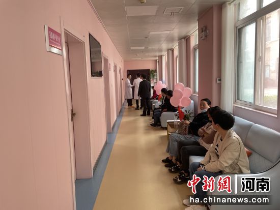 图为群众在专家门诊前等待接诊。张路辉 摄