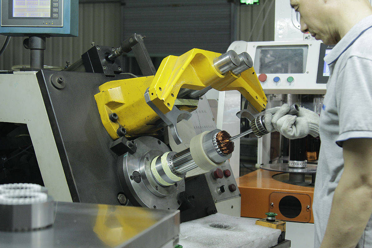 Automatic stator coil inserting machine