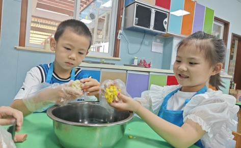 G:/20240529公众号美食课堂照片/20240529公众号美食课堂照片/截图/剥玉米（大二）.jpg剥玉米（大二）