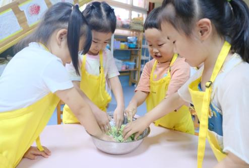 G:/20240529公众号美食课堂照片/20240529公众号美食课堂照片/截图/揉面粉（小二）.JPG揉面粉（小二）