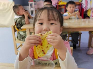 幼儿品尝1