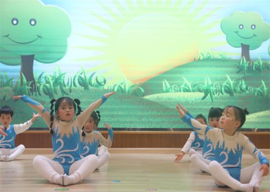 小班体操队《小花朵》 (1)