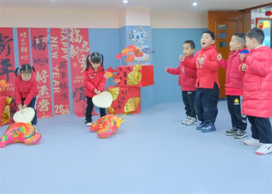 中二班赶鸡入笼1