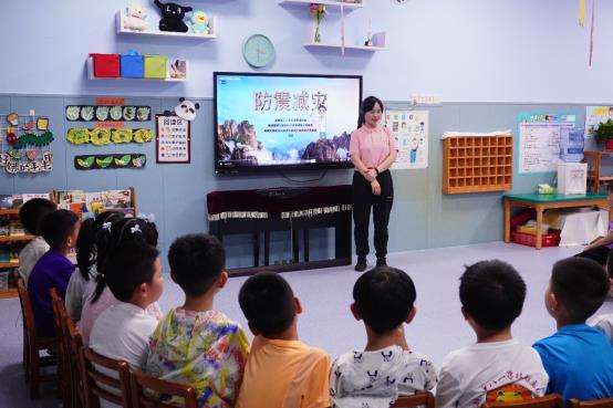 E:\应急演练\防震演练\2025.5.12地震疏散应急演练\照片\公众号照片\班级教育 (2).jpg