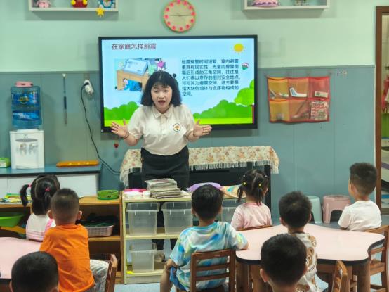 E:\应急演练\防震演练\2025.5.12地震疏散应急演练\照片\公众号照片\小二班 (2).jpg