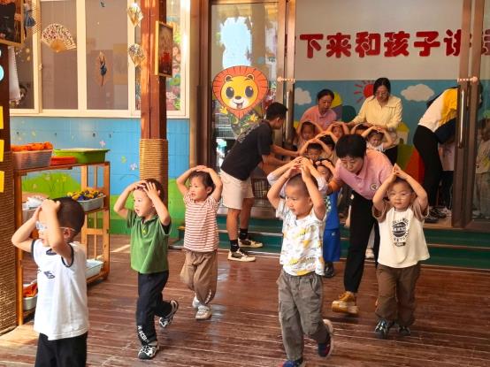 E:\应急演练\防震演练\2025.5.12地震疏散应急演练\照片\公众号照片\撤离 (1).jpg