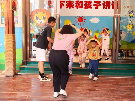 E:\应急演练\防震演练\2025.5.12地震疏散应急演练\照片\公众号照片\撤离 (2).jpg